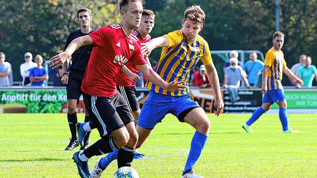 Der FC Singen 04 (rechts Niklas Vogt) und der FC Überlingen (links Tobias Schorpp) gehören in dieser Saison zu den Topfavoriten.