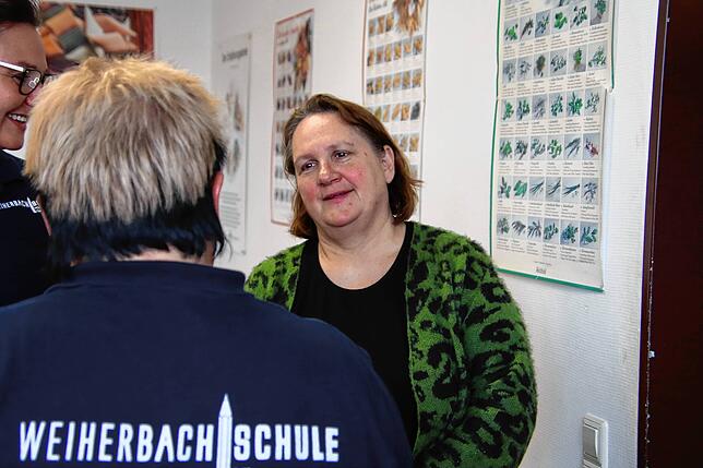 Kultusministerin Theresa Schopper im Gespräch mit Petra Kible, der stellvertretenden Schulleiterin der Weiherbachschule.