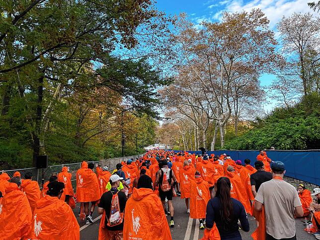 Orangefarbene Capes, so weit das Auge reicht: Für alleTeilnehmer des New York Marathon gab es nach dem Zieleinlauf einen warmen Poncho.