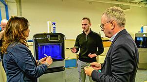 SPD-Bundestagsabgeordnete Derya Türk-Nachbaur und der SPD-Landesvorsitzende Andreas Stoch lassen sich bei ihrem Besuch bei 3D-Werk Black ...