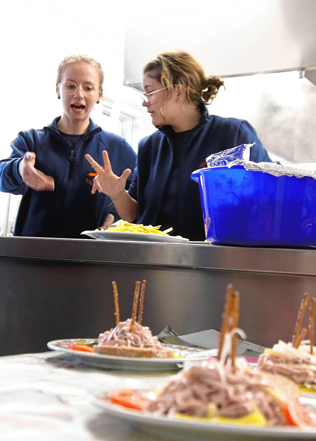 Drei Teller? Da steht aber nur einer ... Chiara Maroulis und Alina Schnackenberg behalten den Überblick, damit Wurstsalat und Pommes ...