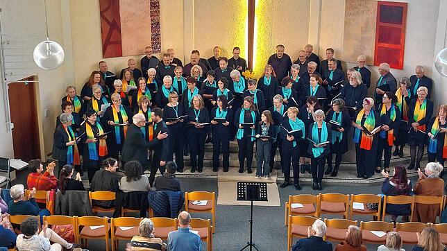 Mehr als 50 Sänger der Chorgemeinschaft Albbruck-Hänner und des Gastchors aus Aichen machen das Friedenskonzert zu einem besonderen ...