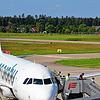 Fluggäste verlassen eine Maschine in Friedrichshafen. Könnte der Bodensee-Airport künftig vermehrt militärisch genutzt werden?