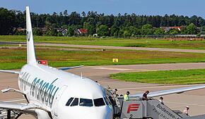 Fluggäste verlassen eine Maschine in Friedrichshafen. Könnte der Bodensee-Airport künftig vermehrt militärisch genutzt werden?