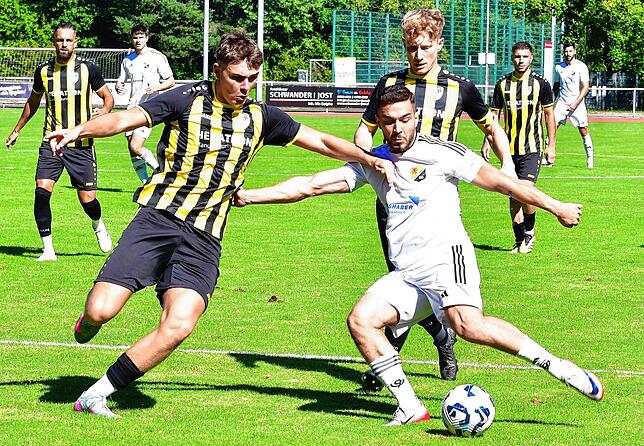Starker Auftritt: Jonas Gläsemann (rechts, mit Tim Becher und VfR-Kapitän Maximilian Faller) krönte seine Leistung mit dem ...