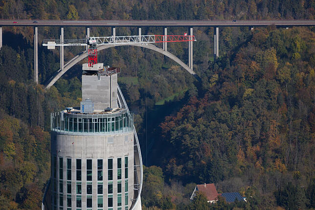 Ein Kran steht derzeit noch auf dem Rottweiler Turm, der die Membranteile anliefert. Dahinter die B27. Bild: Mende
