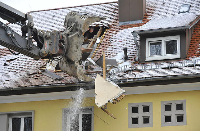 Abrissbirne war gestern: Mit dem Greifer wird das Gebäude in seine Einzelteile zerlegt. Dabei wird das Abbruchmaterial gleich auf der ...