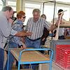 Werkstattleiter Erwin Schäferling erläuterte den SÜDKURIER-Lesern beim Rundgang durch Schreinerei, Metallbereich und Weberei die ...