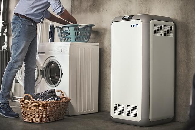 Solarbatterien, die die Energie einer PV-Anlage wegspeichern können, sind nur so groß wie eine Waschmaschine.