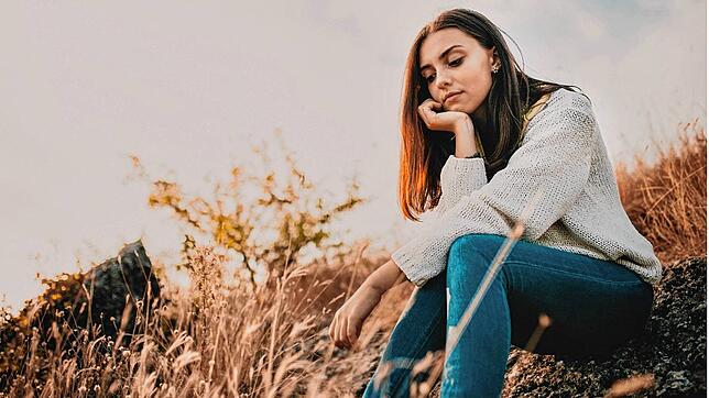Laut dem neuen &bdquo;Glücksatlas&ldquo; fühlen sich Frauen durch die Pandemie stärker belastet und unglücklicher als Männer.
