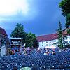 Die Reihen lichten sich, während das Gewitter aufzieht. Das Konzert von James Blunt muss schließlich abgesagt werden.