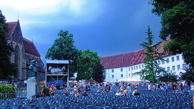 Die Reihen lichten sich, während das Gewitter aufzieht. Das Konzert von James Blunt muss schließlich abgesagt werden.