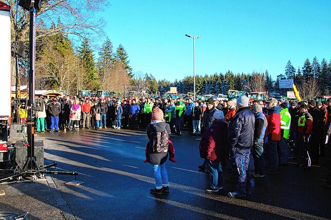 Bild 21: Bauern protestieren gegen Sparpläne: Bilder vom Traktorkorso zur Brauerei Rothaus