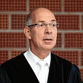 Der Vorsitzende Richter Joachim Dospil bei einer Verhandlung im gleichen Gerichtssaal des Konstanzer Landgerichts im Oktober vergangenen ...