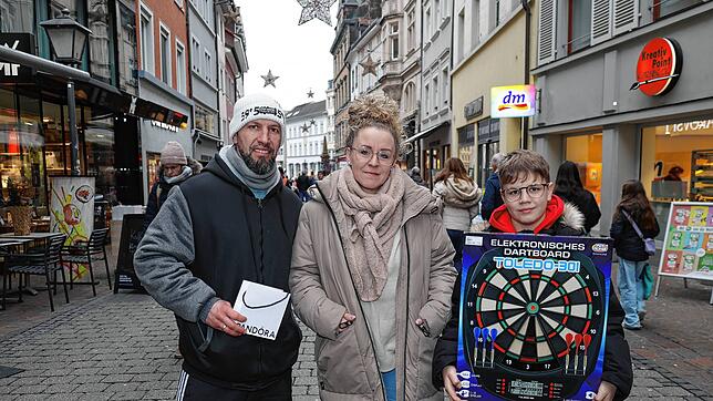 Simon Rebholz, seine Frau Silke und Lian, 12 Jahre, sind Ende des Jahres zum Stadtbummel in Konstanz unterwegs. Die Einzelhändler ...
