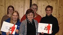 Eine Spende von jeweils 400 Euro haben Nina Schmidle und Antonia Freter vom Kindergarten Wespennest (links) sowie Ulrike Trautwein vom ...