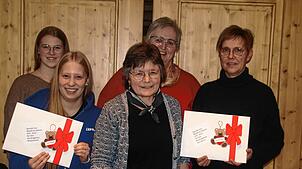 Eine Spende von jeweils 400 Euro haben Nina Schmidle und Antonia Freter vom Kindergarten Wespennest (links) sowie Ulrike Trautwein vom ...