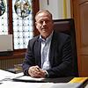 Jan Zeitler, Oberbürgermeister von Überlingen, an seinem Schreibtisch im Rathaus.