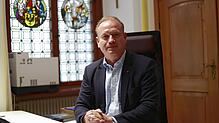 Jan Zeitler, Oberbürgermeister von Überlingen, an seinem Schreibtisch im Rathaus.