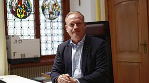 Jan Zeitler, Oberbürgermeister von Überlingen, an seinem Schreibtisch im Rathaus.