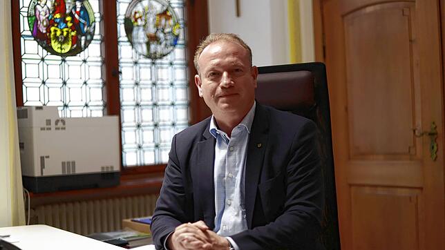 Jan Zeitler, Oberbürgermeister von Überlingen, an seinem Schreibtisch im Rathaus.