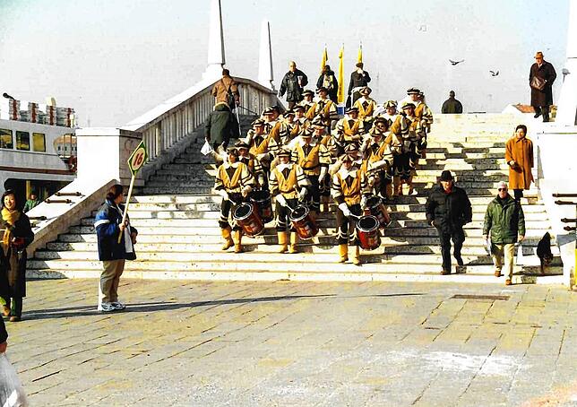 Der Fanfarenzug Burg Hohen Friedingen bei einem Auftritt in Venedig im Jahr 2000.