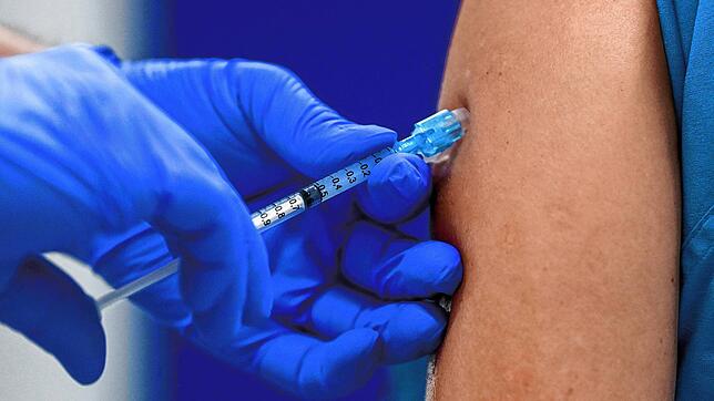 Um die Impfung gegen das Coronavirus ranken sich viele Mythen. Und obwohl sie mehrfach widerlegt wurden, halten sie sich hartnäckig.