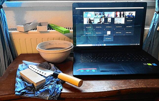 Die Freiwilligen lernten bei einem digitalen Workshop der Jugendbauhütte und Campus Galli, wie ein Messer an einem Schleifstein ...
