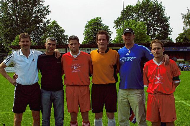 Große Namen: Nach der Saison 2002/03, die für den VfR Rheinfelden mit dem Abstieg aus der Landesliga endete, stellten sich (von links) ...