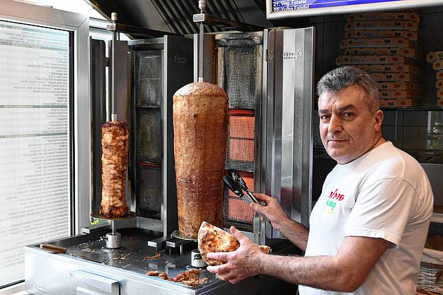 Hakan Karapinar hat keinen Kartenleser. In seinem Döner-Imbiss König in der Singener Scheffelstraße seien die Beträge dafür zu klein, ...