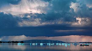 Ein Unwetter hängt über dem Bodensee: Auf der östlichen Seite des Sees regnet es oft viel stärker als auf der westlichen Seite.