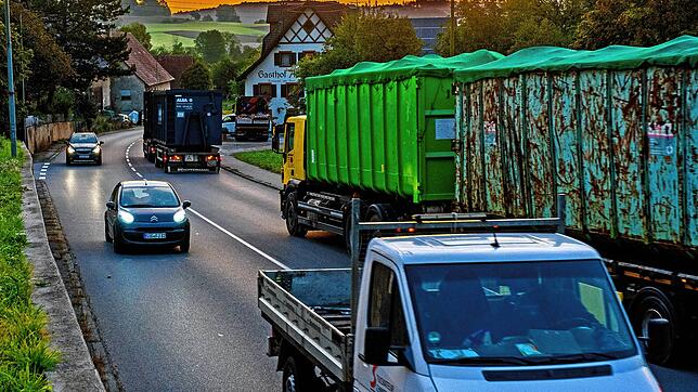 Morgendlicher Berufsverkehr auf der Bundesstraße 311 in Menningen-Leitishofen. Die Straßenplaner wollen hier für Entlastung sorgen. Doch ...