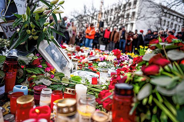Menschen stehen nach dem Tod des Regimekritikers Nawalny an einer Demonstration gegen die russische Regierung vor der russischen ...