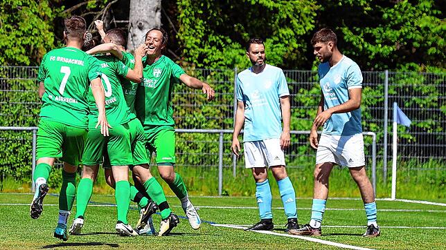 Die Brigachtaler Spieler bejubeln in dieser Szene die frühe Führung durch Leon Ratzer. Rechts beobachten Spieler des SV Titisee das ...