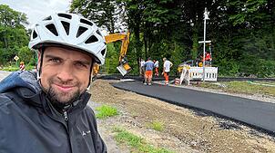 Der Bau des Radwegs zwischen Kaltbrunn und Wildpark geht schneller als geplant – zur Freude auch von Bürgermeister Stefan Friedrich.