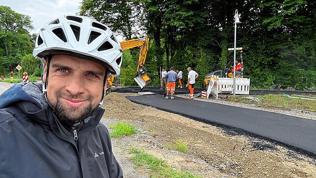 Der Bau des Radwegs zwischen Kaltbrunn und Wildpark geht schneller als geplant – zur Freude auch von Bürgermeister Stefan Friedrich.