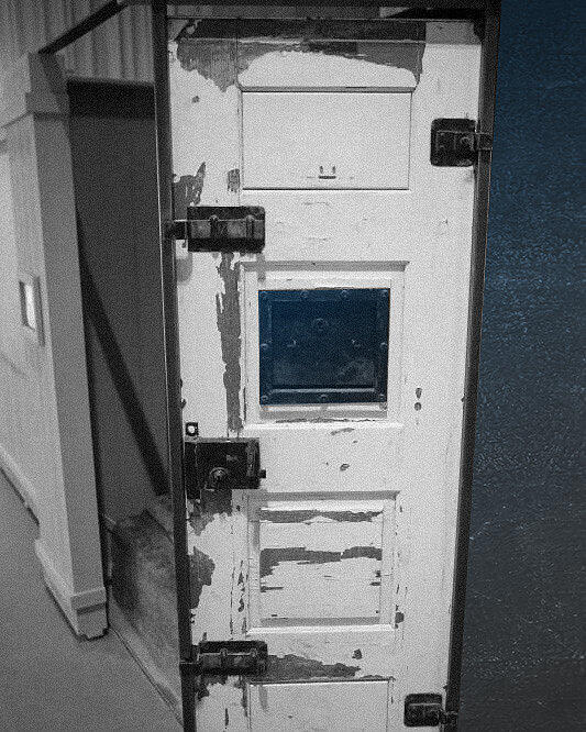 Eine Zellentür aus der ehemaligen Konstanzer Gestapo-Zentrale in der Mainaustraße 29.