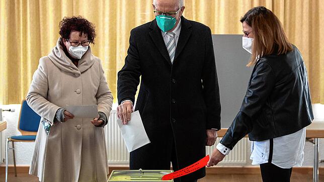 Winfried Kretschmann (Bündnis 90/Die Grünen) und seine Frau Gerline geben ihre Stimme ab. Sein eigener Name stand jedoch nicht auf dem ...