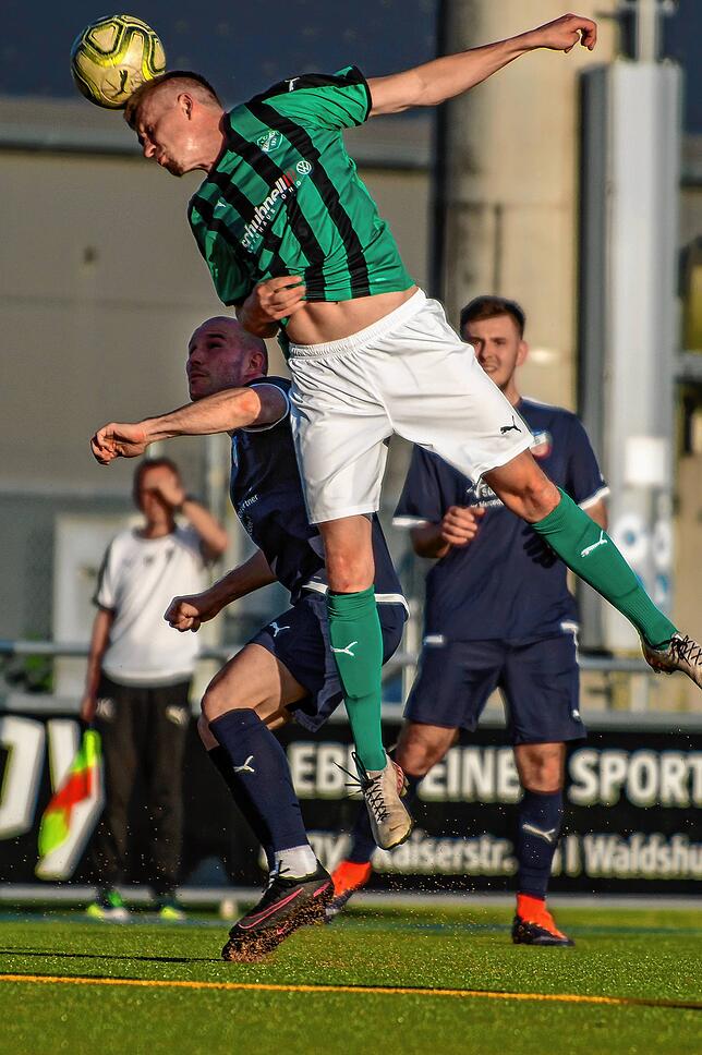 Bild 6: Titelanwärter FC Zell setzt sich mit 6:1 beim VfB Waldshut durch &ndash; und wir haben Bilder!