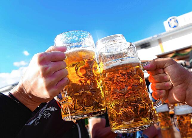 Süffiges Schankbier auf einem Volksfest: Mehr CO2 steckt in prickelndem Pils. Ist es damit bald vorbei?
