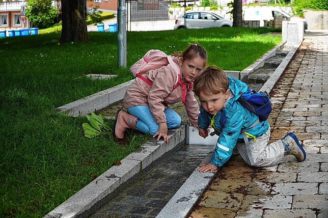 In Tengen sind die Wasserläufe zwischen Rathaus und Ärztehaus in Betrieb gegangen. Kinder freuen sich bereits daran. Hier sind Mara und ...