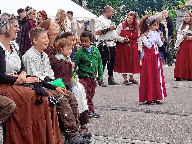 Strahlende Kinderaugen gab es vor allen Bühnen zu sehen, wenn Gaukler und Jongleure, Zauberer und Magier ihre Künste vorführten.