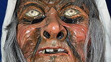 Die neue Maske zeigt das runzlige, abgearbeitete Gesicht des bäuerlichen Wiebs.