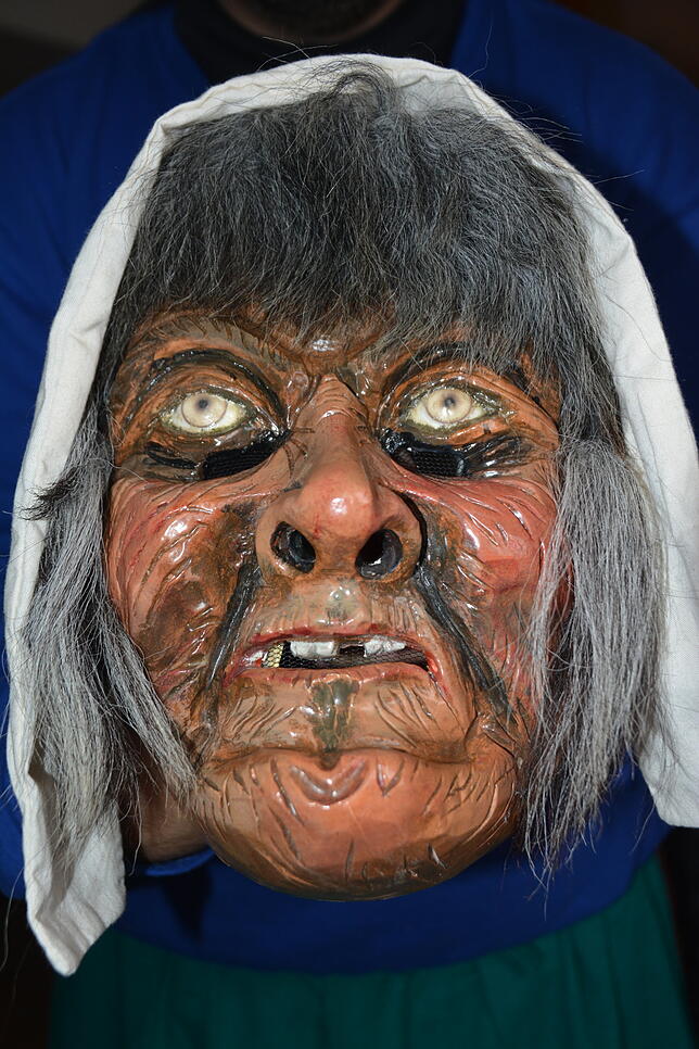 Die neue Maske zeigt das runzlige, abgearbeitete Gesicht des bäuerlichen Wiebs.