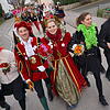 Prinzessin Nathalie I. wird von ihrem Prinz Jonas I. und seinem Gefolge abgeholt. Rechts und links vom Prinzenpaar das ...