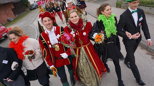 Prinzessin Nathalie I. wird von ihrem Prinz Jonas I. und seinem Gefolge abgeholt. Rechts und links vom Prinzenpaar das ...