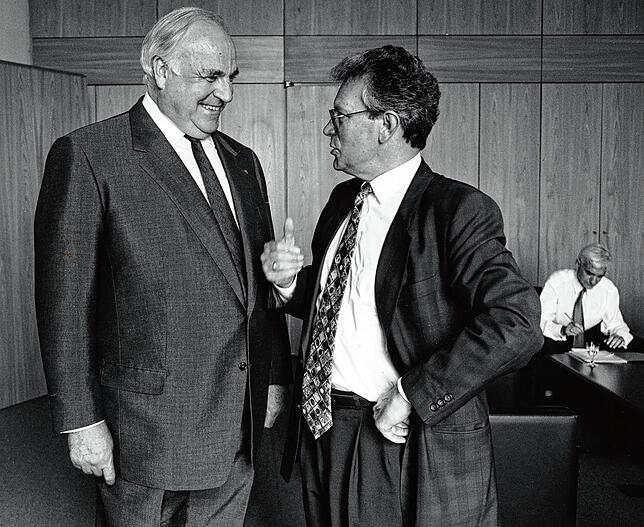 Politik: Im Kanzleramt spricht Werner Dörflinger 1994 mit dem damaligen Bundeskanzler Helmut Kohl.