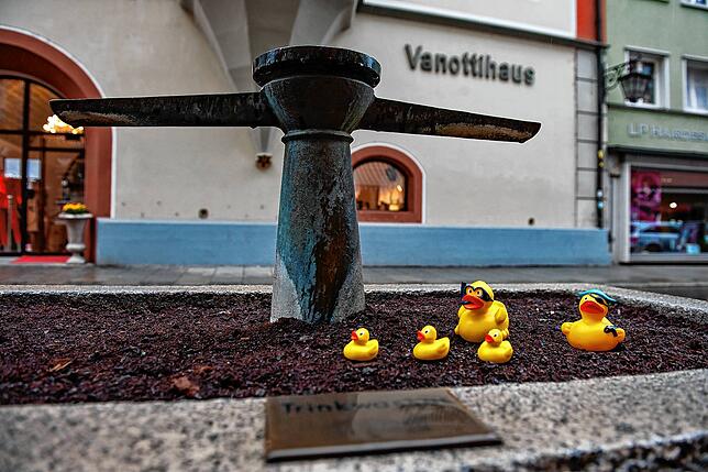 Mit Erde aufgeschüttet: der Brunnen in der Christophstraße.