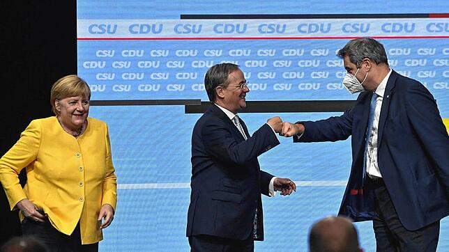 Kanzlerin Angela Merkel, Kanzlerkandidat Armin Laschet (Mitte) und CSU-Chef Markus Söder bei einer Wahlkampfveranstaltung in Berlin.