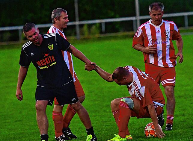 Bild 34: Zwölf Tore fallen beim Derby der Legenden in Rheinfelden &ndash; und wir haben die Bilder!